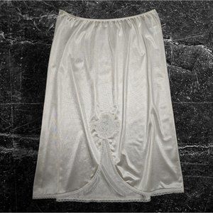 Vintage JCPenney Cream Ivory Antron III Half Slip Lace Trim Applique Nylon sz M